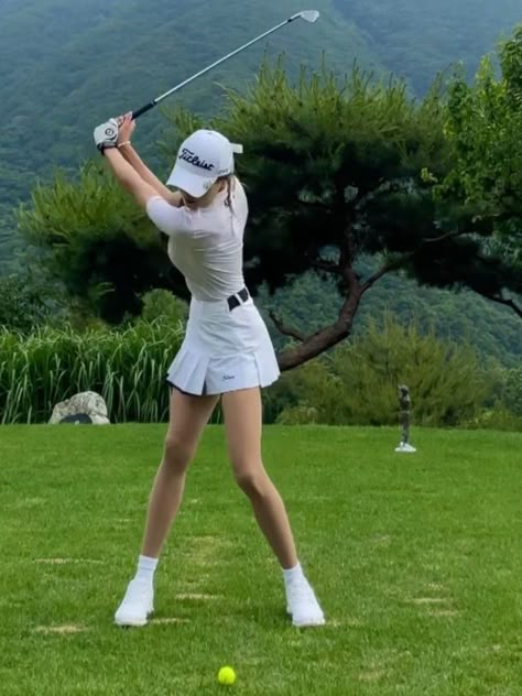 Golf Woman Aesthetic, Female Golf Aesthetic, Old Money Golf Aesthetic, Old Money Golf Outfit, Golf Aesthetic Outfit, White Golf Outfit, Winter Golf Outfit Womens, Mini Golf Outfit, Golf Aesthetic Woman