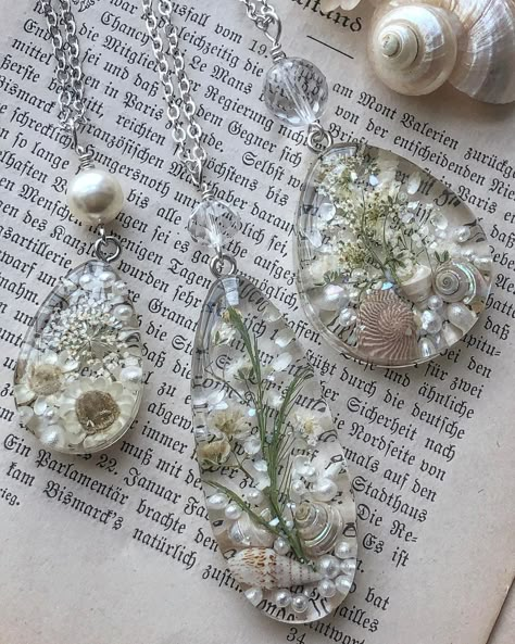 Pale Flowers, Resin Jewelry Tutorial, Resin Jewlery, Diy Jewelry Set, Pressed Flower Crafts, Flower Resin Jewelry, Resin Crafts Tutorial, Homemade Art, Resin Jewelry Diy