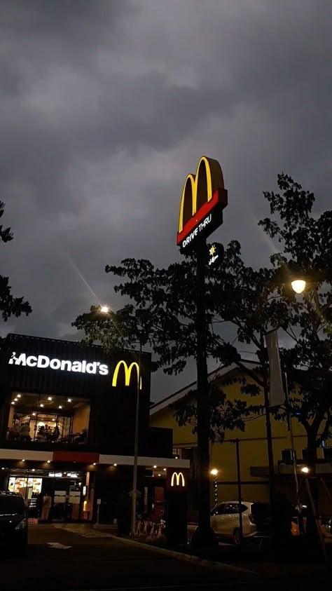 Mc Donald's, Naruto Wallpaper Iphone, Live Backgrounds, Space Phone Wallpaper, Foodie Instagram, Instagram Dp, Story Ideas Pictures, Night Scenery, Night Vibes