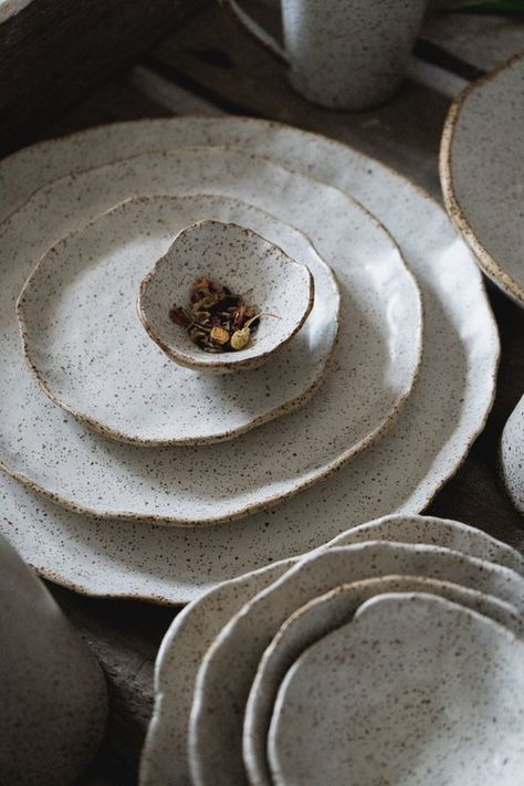 Earthy Ceramics, Wabi Sabi Ceramics, Ceramics Pottery Bowls, Stoneware Plates, Handmade Ceramics Plates, Ceramic Art Sculpture, Rustic Pottery, Keramik Design, Rustic Ceramics