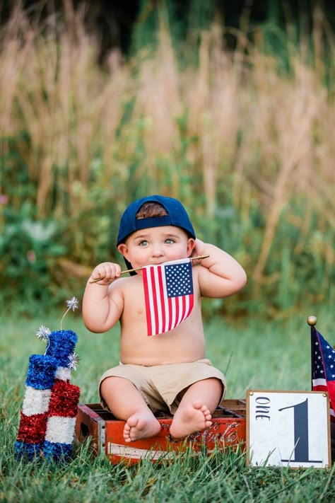 1st 4th Of July Baby Boy Pictures, 4th Of July 1st Birthday Photo Shoot, 1st 4th Of July Pictures, 4th Of July Pictures Baby, Labor Day Baby Photoshoot, First Fourth Of July Pictures, 4th Of July Milestone Picture, One Month Old Baby Photoshoot, July Monthly Baby Pictures