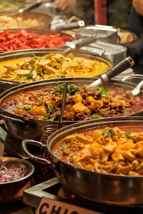 The Culinary Food Culture of London Indian Wedding Food, Indian Catering, World Street Food, Catering Food Displays, Uk Recipes, London Food, Indian Restaurant, Indian Street Food, English Food