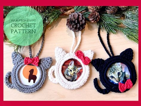 Crochet Photo Frame Ornaments, Crochet Cat Ornament, One Hour Crochet Projects, Crochet Picture Frame, Crochet Photo Frame, Diy Crochet Animals, English Terms, Crochet Pattern Cat, Frame Ornaments