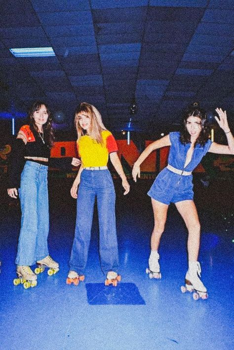 credit to owner (pls tell me who they are if you know) #rollerskating #rollerskates #rollerdisco #disco #discoaesthetic #aestheticedits #aestheticart #70saesthetic #60sfashion #80saesthetic #vhsedit 80s Roller Skating Outfit, 70s Roller Disco, Roller Skates Fashion, Disco Roller Skating, Disco Aesthetic, Roller Skating Outfits, Skating Aesthetic, 80s Disco, Outfits 70s