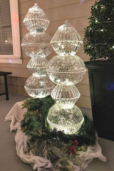 We can't get over this stunning Christmas topiary you can make with dollar tree items. Check out this easy and quick outdoor Christmas decoration you can make for cheap. Large Christmas Ornaments Decor, Christmas Topararies, Diy Large Christmas Ornaments, Barbie Float, Diy Dollar Tree Christmas Crafts, Christmas Topiary, Dollar Tree Christmas Decor, Dollar Store Christmas Crafts, Diy Christmas Lights