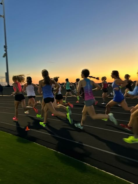 Track Vision Board Photos Running, Running Aesthetic Pictures, Race Aesthetic Running, Track Running Aesthetic, Laufen Aesthetic, Running Astethic Pictures, Running Race Aesthetic, Track Aesthetic Running, Summer Running Aesthetic