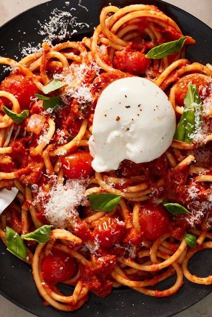 Creamy Tomato Pasta With Burrata Pasta With Burrata, Weeknight Dinner Pasta, Pasta Aesthetic, Burrata Recipe, Creamy Tomato Pasta, Burrata Salad, Creamy Mushroom Pasta, Cherry Tomato Pasta, Homemade Spaghetti Sauce