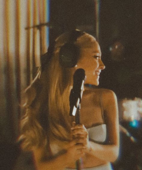 Ariana Grande Singing, Ariana Grande Album, Carly Rae Jepsen, Ariana Grande Cute, Ariana Grande Wallpaper, Ariana Grande Photoshoot, Ariana Grande Photos, Ariana Grande Pictures, Ariana G