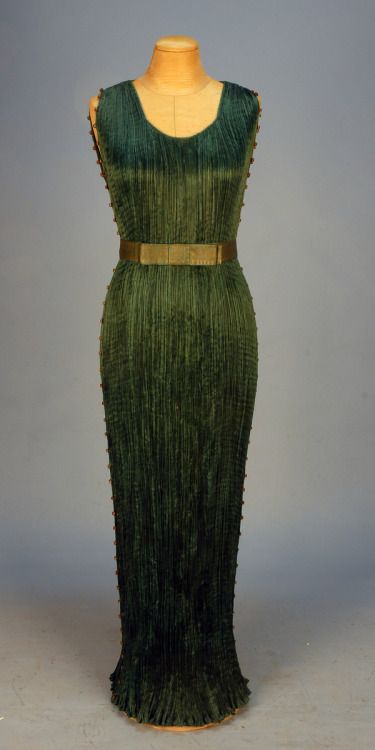 Delphos1920Whitaker Auctions Delphos Gown, Fortuny Dress, Fortuny Delphos, Style Année 20, 1920 Dress, Mariano Fortuny, Goddess Gown, 1920's Fashion, Spanish Fashion