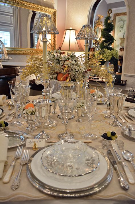 Crystal Dinnerware Table Settings, Dining Table Set Up Ideas, Formal Table Setting Decor, New Year Dinner Table Decoration, Silver Table Decorations, Elegant Christmas Table Settings, French Table Setting, Silver Table Setting, Christmas Dining Table Decorations