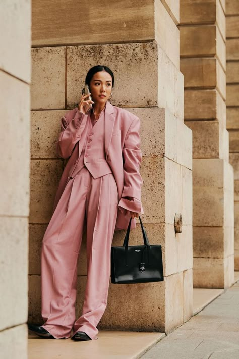 Pink Street Style 2023, Fashion 2025 Trends, Paris Fall Fashion, All Pink Outfit, Estilo Zendaya, Yoyo Cao, Team Photoshoot, Dramatic Style, Paris Fashion Week Street Style