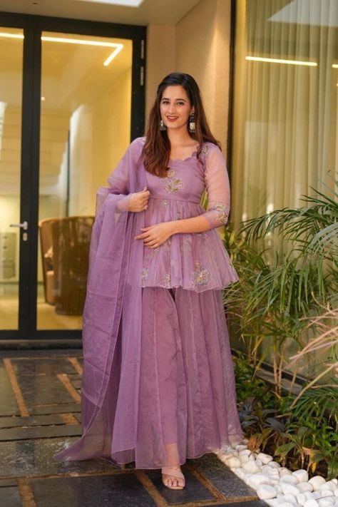 Organza Outfit, Kurta Palazzo Set, Simple Frock Design, Long Frock Designs, Organza Suits, Long Gown Design, Simple Frocks, Modest Dresses Casual, Fancy Dresses Long