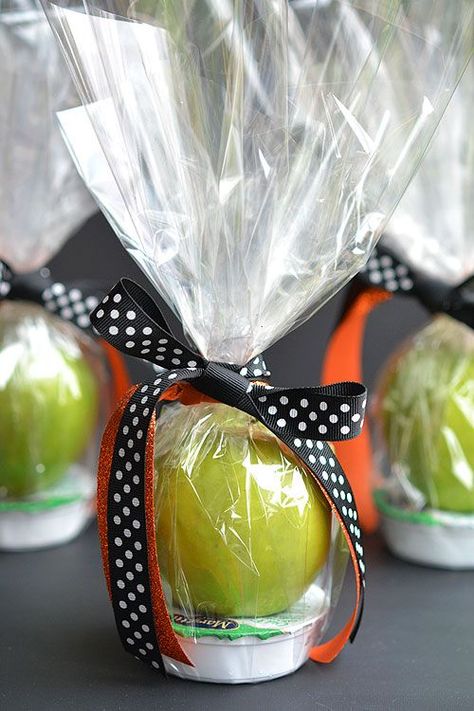 These apple and caramel fall treats are such a GREAT alternative to candy! They'd be fantastic as teachers gifts, party favors or even fall birthdays! Apple And Caramel, Teacher Treats, Hallowen Ideas, Fall Birthday Parties, Marketing Gift, Harvest Party, Fall Fest, Teachers Gifts, School Treats