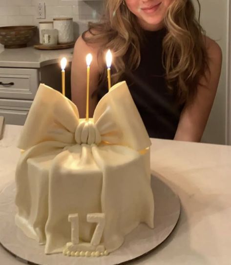 17 Doğum Günü, Golden Birthday Cakes, Tårta Design, 17 Birthday Cake, 17th Birthday Ideas, Sweet 17, Cute Birthday Ideas, Mini Cakes Birthday, Creative Birthday Cakes