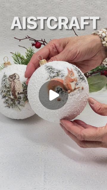 Diy Christmas Ball Ornaments Ideas, Diy Ball Christmas Ornaments, Diy Ornament Decor, Christmas Ornaments Balls Diy, Bauble Craft Ideas, Bauble Ornaments Diy, Christmas Craft Tutorials, Painted Christmas Baubles Diy, Christmas Plastic Ornaments Diy