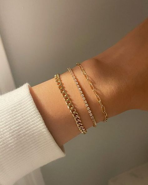 Minimalist Bracelet Stack, Bracelet Stacks Gold, Graduation Jewelry Ideas, Minimal Jewelry Aesthetic, Gold Stacked Bracelets, Gold Bracelet Aesthetic, Bracelets Gold Simple For Women, Pretty Stacks, Bracelet Chain Gold