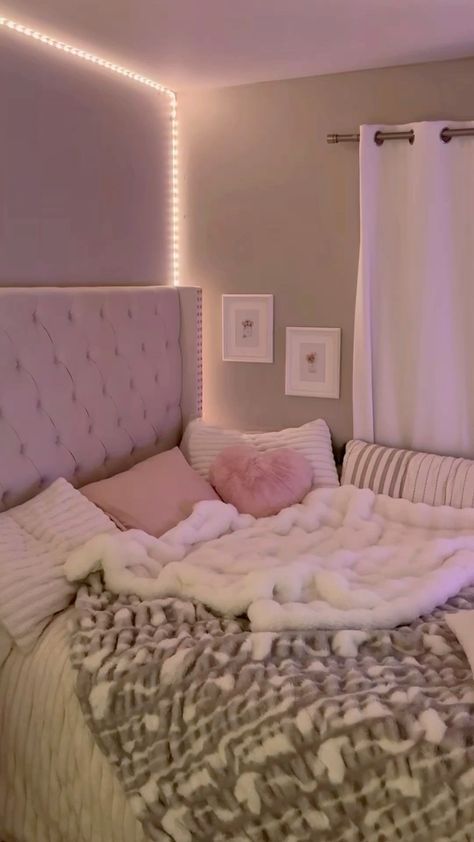 Bed Inspo Pink, Aesthetic Bed Ideas, Bed Comforter Ideas, Bed Sheets Aesthetic, Bedroom Ideas For Small Rooms Cozy, Dream Bedroom Inspiration, Luxury Room Bedroom, Classy Bedroom, Blankets And Pillows