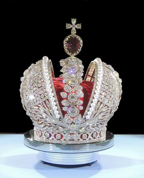 The Great Imperial Crown was the main symbol of the power of the Russian monarchs between 1762 and 1917, from Catherine II until the overthrow of Nicholas II. St Edward's Crown, Imperial Crown, Pearl Tiara, Family Jewellery, Diamond Brooch, Crown Jewels, Tiaras And Crowns, Time To Celebrate, Jewelry Projects