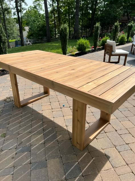 Diy Outdoor Dinner Table, Cedar Patio Table, Scrap Wood Table Diy, Exterior Table Design, Diy Modern Outdoor Table, Cedar Outdoor Table, Diy Outdoor Table Dining, Patio Dining Table Decor, Patio Dining Ideas Outdoor