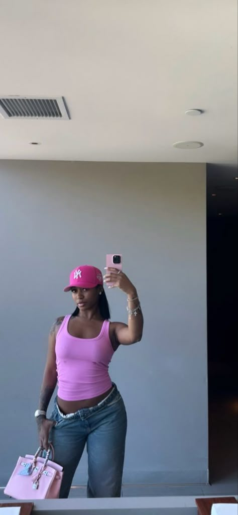 Pink Purse Outfit Black Women, Dess Dior Style, Dessdior Outfits, Dessi Dior, Dess Dior Hairstyles, Dess Dior Outfits, Pink Hat Outfit, December Fits, Fitted Hat Outfit