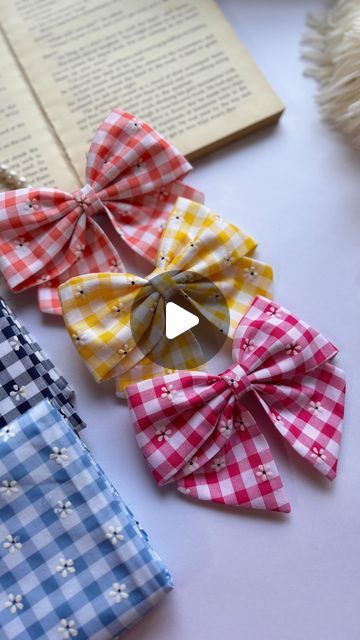 Make Ribbon From Fabric, How To Make Bows From Fabric, Crafts With Ribbon Ideas, How To Make A Bow With Fabric, How To Make Bows For Hair, How To Make Hair Bows, Fabric Bow Tutorial, Scrunchie Bow, Diy Baby Bows