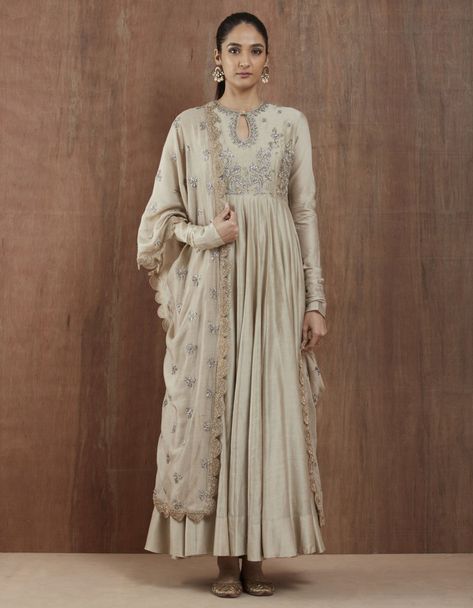 Beige Anarkali, Designer Anarkali Dresses, Jayanti Reddy, Designer Anarkali Suits, Pakistani Dresses Online, Heavy Dresses, Kids Blouse Designs, Indian Bride Outfits, Embroidered Anarkali