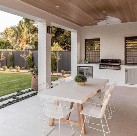 Small Patios, Outdoor Bbq Area, Dining Outdoor, Modern Outdoor Living, Outdoor Bbq Kitchen, Outdoor Living Design, Alfresco Dining, Casa Exterior, Patio Dining Chairs