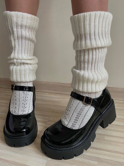 Mary Jane Shoes Outfit Winter, Mary Jane Shoes Outfit Aesthetic, Socks Mary Janes, Platform Mary Janes Outfit, How To Style Mary Janes, Outfits With Mary Janes, Mary Jane Outfit, Mary Janes Outfit, Mary Jane Shoes Outfit