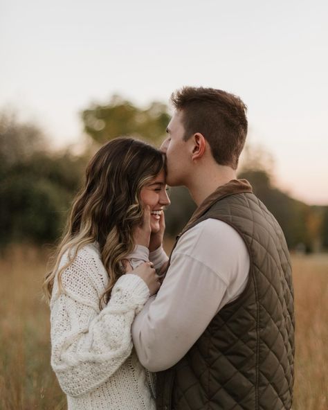 Cute Couple Photo Ideas, Hugs Cute, Creative Photo Ideas, Fall Couple Pictures, Fall Couple Photos, Inspo Pictures, Engagement Picture Outfits, Fall Engagement Pictures, Story Story