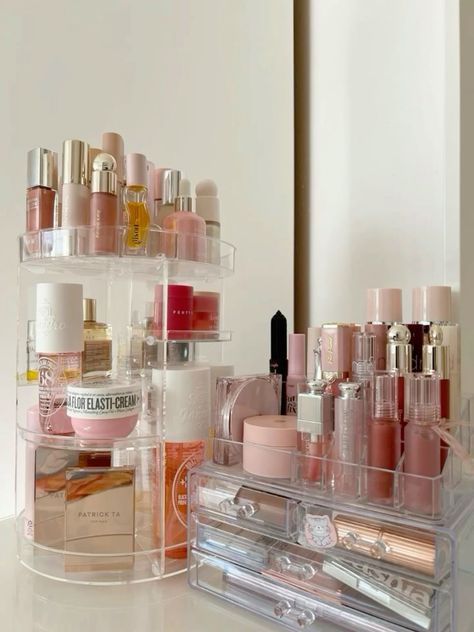 #rangement #maquillage Aesthetic Make Up Organization, Makeup And Skincare Organization Aesthetic, Coquette Makeup Organizer, Clear Makeup Organizer Aesthetic, Skincare And Makeup Organizer, Vanity Inspo Coquette, Skincare Products Organization, Aesthetic Skincare Organizer, Dior Aesthetic Bedroom