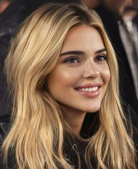 Corpo Kendall Jenner, Kendall Jenner Hair, Dark Blonde Hair, Blonde Hair Inspiration, Blonde Hair Looks, All Too Well, Brown Blonde Hair, Long Blonde, Long Blonde Hair