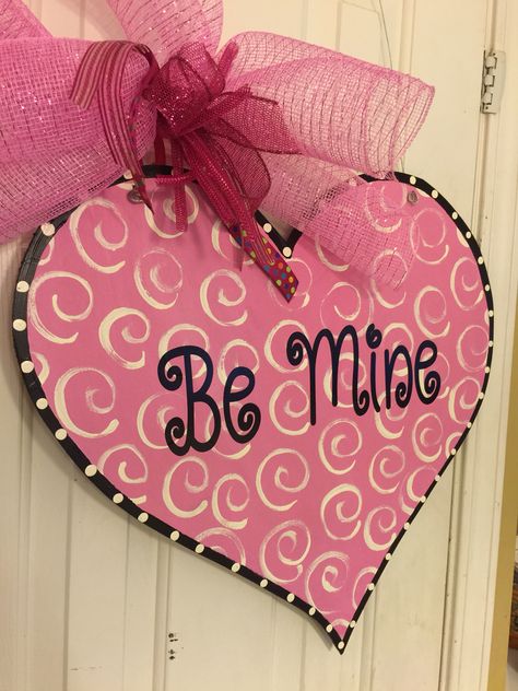 Heart Shaped Door Hanger, Diy Painted Signs, Valentine Signs, Door Rounds, Valentine Decoration, Valentine Centerpieces, Hanger Ideas, Valentines Door Hanger, Easy Valentine Crafts