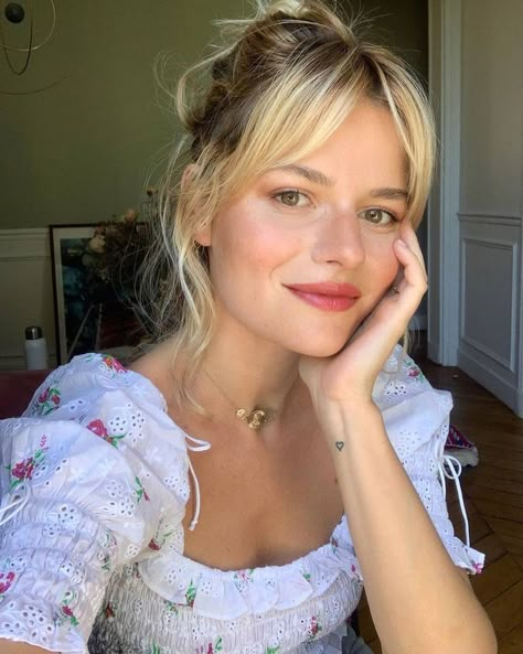 I've made no secret of my love of French-girl hair, but there's one hairstyle that the Parisian fashion set always gets right: fringe. Side Bangs On Both Sides, Sabina Socol Hair, Soft Fringe Hairstyles, Long Hair Side Bangs, French Hair Color, Blonde With Bangs, Summer Bangs, Fringe Hairstyle, French Girl Hair