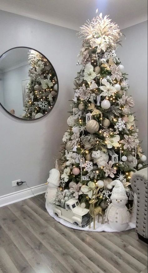 Winter Wonderland Christmas Decorations Apartment, White Grey Christmas Decor, Gold And Grey Christmas Tree, Xmas Tree White And Silver, Frosted Xmas Tree Ideas, Full Christmas Tree Decorating, Christmas Tree White Theme, Gold Silver And White Christmas Decor, White Frosted Christmas Tree Ideas