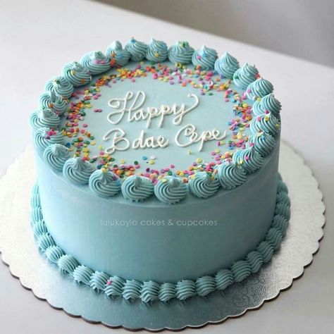 Chantilly Cake Decoration Birthdays, Blue Buttercream Cake For Men, Cake Designs Easy Birthday, Men Birthday Cakes Simple, Pastel Blue Cake Birthday, Cake Decorating Man, Baby Blue Cake Birthday, Birthday Cake For Men Simple, Simple Blue Birthday Cake