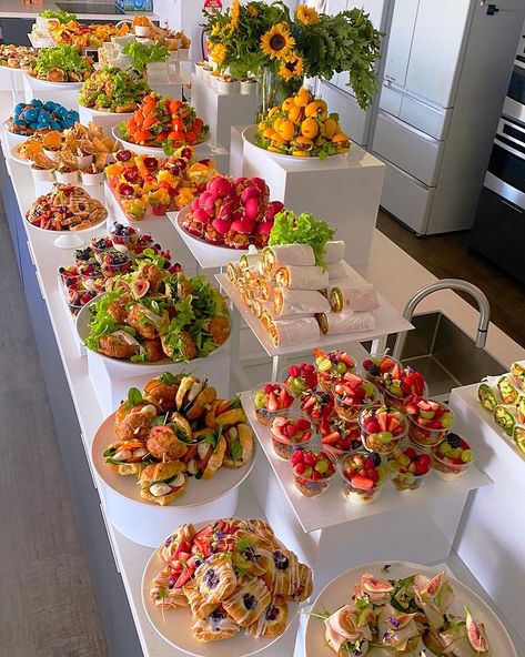 Sommer Mad, Catering Food Displays, Party Food Buffet, Catering Ideas Food, Party Food Platters, Birthday Brunch, Catering Food, Food Displays, Snacks Für Party