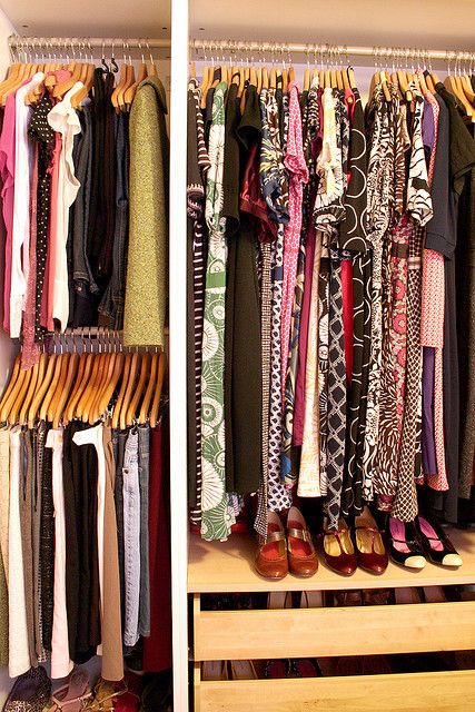 closet organization - top and bottom rods for shorter items = huge space saver.  again ikea pax system. Ideas Para Organizar Ropa, Dorm Things, Lots Of Clothes, Ikea Pax Wardrobe, Pax Wardrobe, Dorm Life, College Stuff, Dorm Ideas, Master Closet