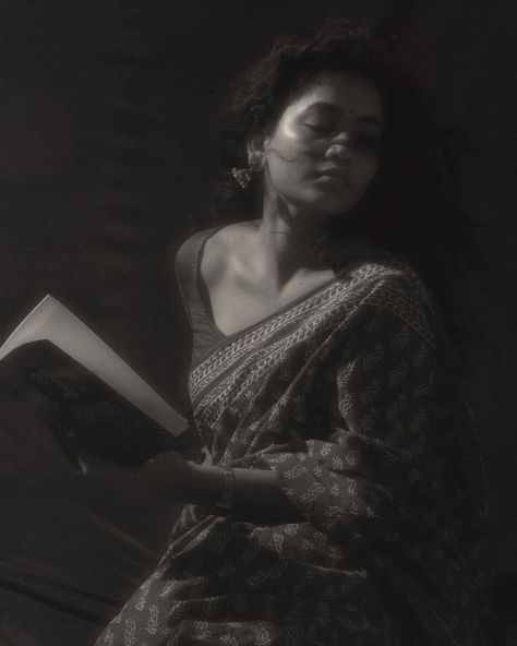 🩶 . . . . . . . #saree #wintage #hyderabad #reading #simonspranayphotography Photo Pose For Women In Saree, Self Portrait With Books, Saree Pose Aesthetic, Portrait Photoshoot Women, Vintage Poses Photography, Tamil Saree Look, Vintage Saree Look, Retro Indian Aesthetic, Vintage Saree Photoshoot