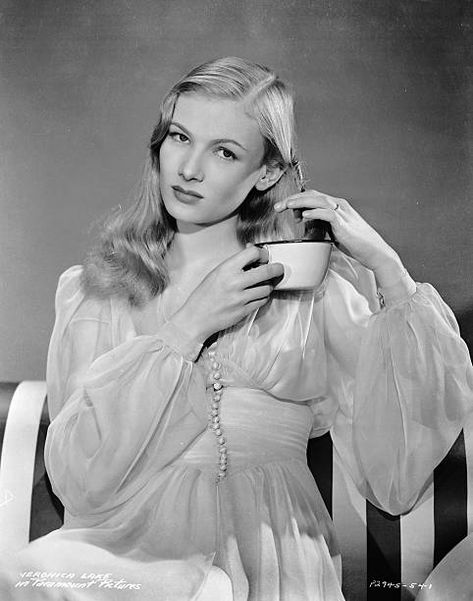 Veronica Lake Hair, The Veronicas, Lake Hair Styles, Veronica Lake, Old Hollywood Actresses, Old Hollywood Stars, Classic Actresses, Vintage Black And White, Soft Classic