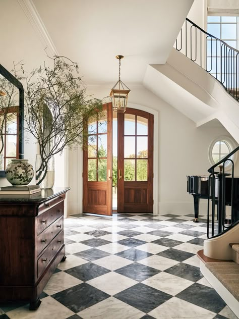 A Family Home Near Dallas Embraces The Spirit Of Togetherness Autumn Entryway, Marble Entryway, Checkered Tile, Entryway Designs, Traditional Entryway, Foyer Flooring, Entry Way Design, Luxe Interiors, Tile Flooring