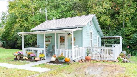 Tiny Beach Cottage, Tiny Farmhouse, Cottage Tiny House, Small Beach Houses, Tiny House Big Living, Tiny Home Living, Pole Barn House Plans, House Big, Tiny Home Ideas