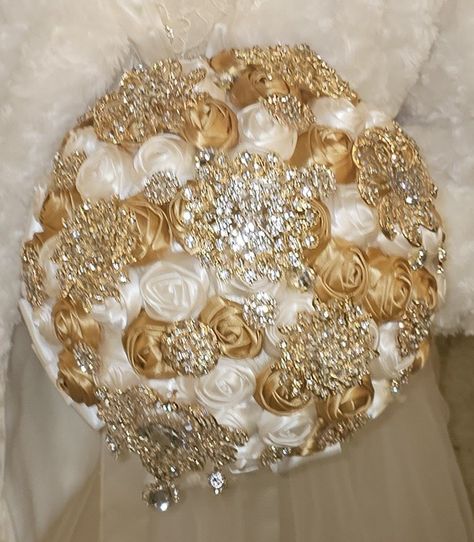 Gold Ramo Quince, Champagne Bouquet Quince, Gold Bouquet Quinceanera, Champagne Quince Theme Decor, Gold Quinceanera Theme Ideas, Pastel Yellow Quinceanera Theme, Sweet 16 Decorations Champagne, Gold Charro Quinceanera Theme, White Gold Quinceanera Theme