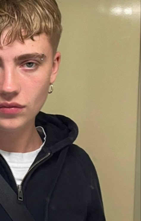 Eyebrow Piercing Men, Guy Aesthetic Outfits, Guys Eyebrows, Райан Гослинг, Cool Ear Piercings, Face Piercings, Eyebrow Piercing, Blonde Guys, Aesthetic People