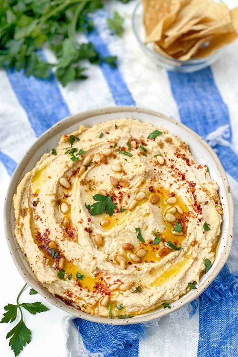 How to make hummus: It's super easy to make homemade hummus and it is SO much better than store-bought. Here's everything you need to know to make excellent hummus at home, using canned chickpeas. #BestHummusRecipe #HomemadeHummus #HummusRecipe Best Hummus Recipe, Easy Hummus Recipe, Healthy Hummus, Hummus Recipe Homemade, Roasted Garlic Hummus, Mayo Salad, Tahini Recipe, Vegan Appetizer, Hummus Recipes