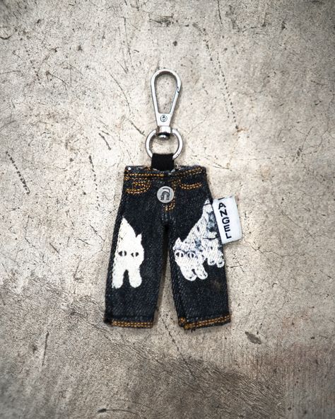 Mini catvisu jeans keychains now available on the site 🐈 Cool Keychains Aesthetic, Keychain For Car Keys, Carabiner Keychain Aesthetic, Keychain Organizer, Useless Things, Cool Keychains, Carabiner Keychain, Cool Cool Cool, Keychain Design