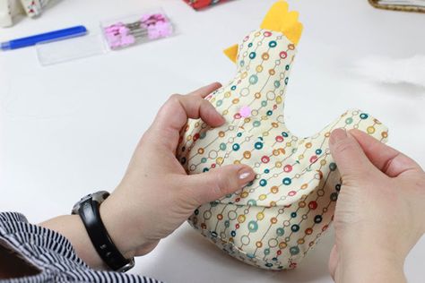 Chicken Perches, Chicken Pillows, Apron Tutorial, Chicken Crafts, Chicken Pattern, Spring Quilts, Chicken Decor, Chicken Diy, Brick And Mortar