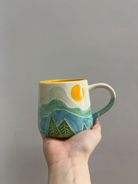 Clay Mugs Painting, Cool Mug Painting Ideas, Ceramic Mugs Designs, Painted Pottery Mountains, Mug Painting Ideas Mountains, Coffee Cup Pottery Painting Ideas, Mug Decoration Ideas, Mugs Hand Painted, Easy Hand Painted Mug Ideas