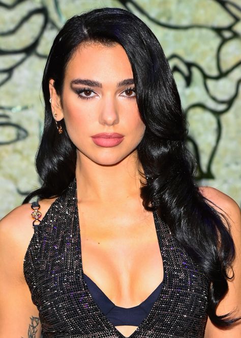 Dua Lipa Hair, Hair Side Part, Side Swept Curls, Side Part, Old Hollywood Glamour, Dua Lipa, Female Singers, Hollywood Glamour, Skin Care Tools