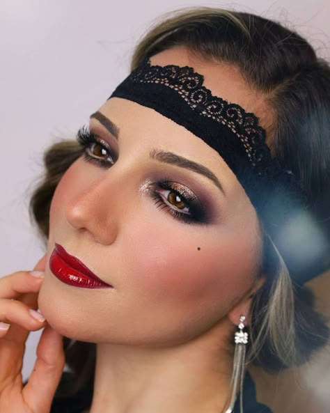 Flapper Costume Makeup Roaring 20s, 1920s Eye Makeup Tutorial, Great Gatsby Eye Makeup, Gatsby Glam Makeup, 20s Makeup Aesthetic, Great Gatsby Make Up 1920s, Gatsby Party Makeup 1920s, Make Up Great Gatsby, 1920s Stage Makeup