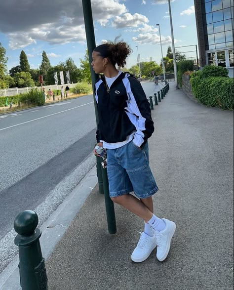 Jorts Outfit, Street Style Outfits Casual, Tomboy Femme, Cargo Pants Outfits, Outfit Denim, Streetwear Inspo, Cargo Pants Outfit, Tomboy Outfits, Tomboy Style Outfits